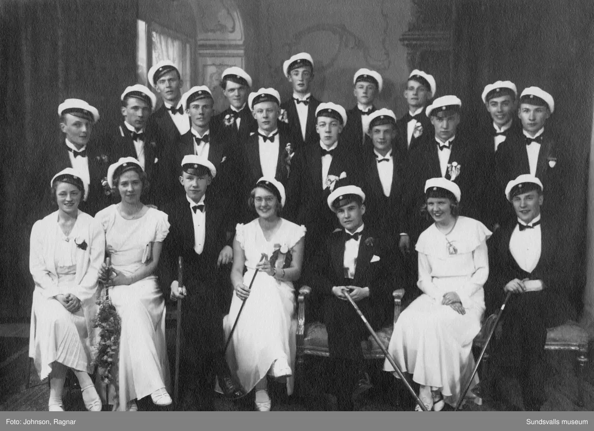 1934 års studenter vid Läroverket i Sundsvall. Två ytterligare gruppbilder tagna vid jubiléerna 1959 resp 1984.
Namn på gruppbilden från 1984: Fr v nedersta raden; Jan Lindelöf (Sundsvall), Ingrid Eriksson-Szymczak (Västerås), Elin Lind Halsius (Uppsala), Anna-Lisa Ström-Pehrsson (Bromma), Tage Kallin (Vällingby) och Lennart Modin (Sundsvall). Andra raden fr v; Jan Velander (Sundsvall), Sture Jonsson (Lidingö), Kurt Vallner (Linköping), Jörg Buddee (Örebro), Gösta Viklander (Hägersten), Folke Fribert (Kristianstad), Nils Nordqvist (Timrå), Börje Linvall (Stockholm) och Åke Hammarberg (Täby).