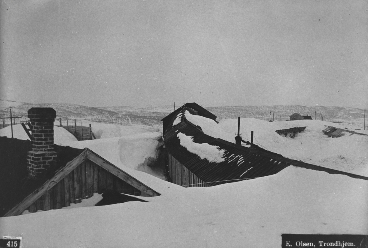 Snøvinter på Røros. Store snømengder rundt gruvebeyggelsen ved Kongens gruve. Midt i bildet den overbygde lokomotivbanen som gikk til skeidehuset