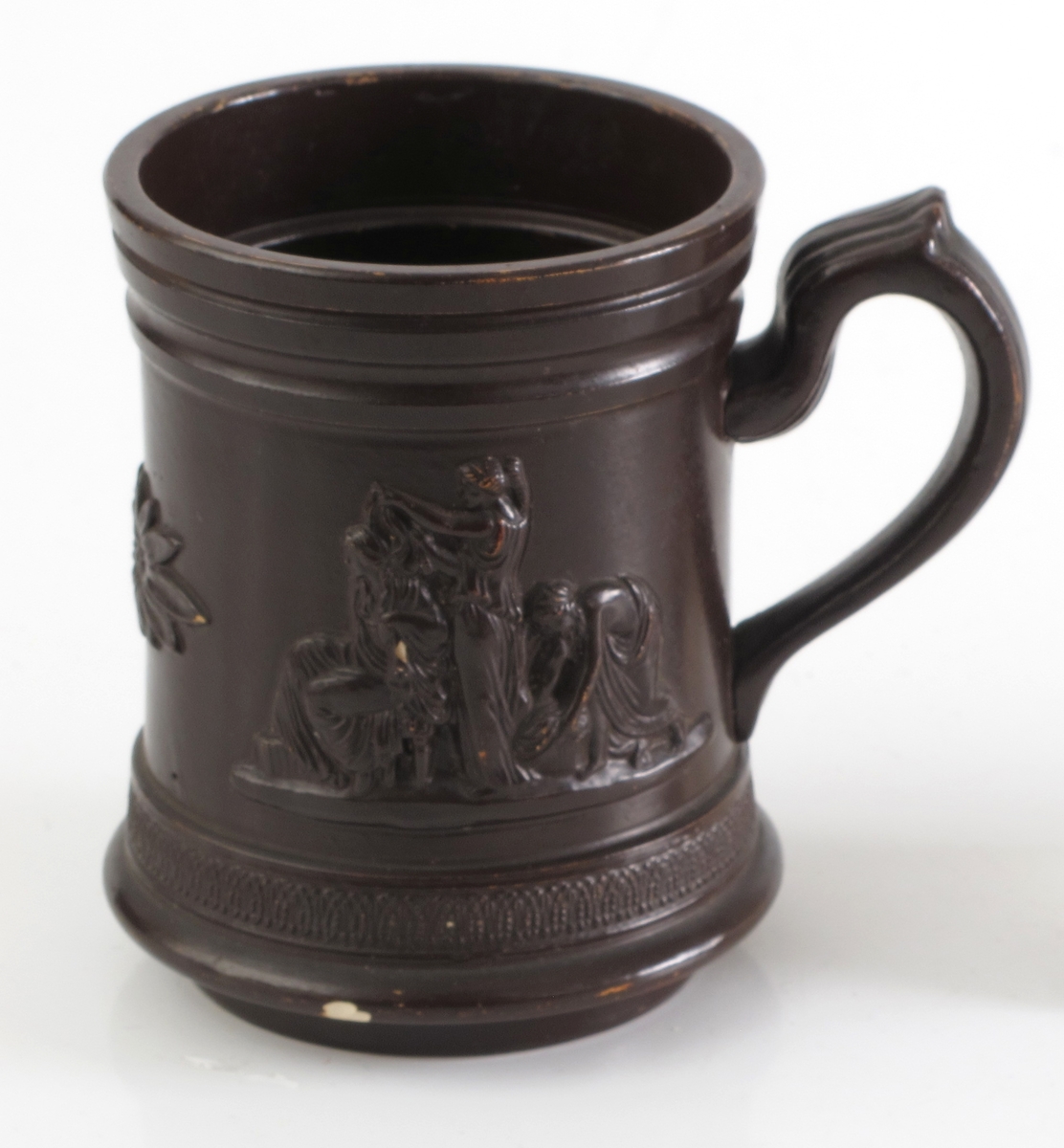 Th. for hanken 3 kvinner i klassiske gevanter ved et  arnested, pm. en oval rosett og tv. for hanken  kvinne får håret stelt, med to tjenerinner.