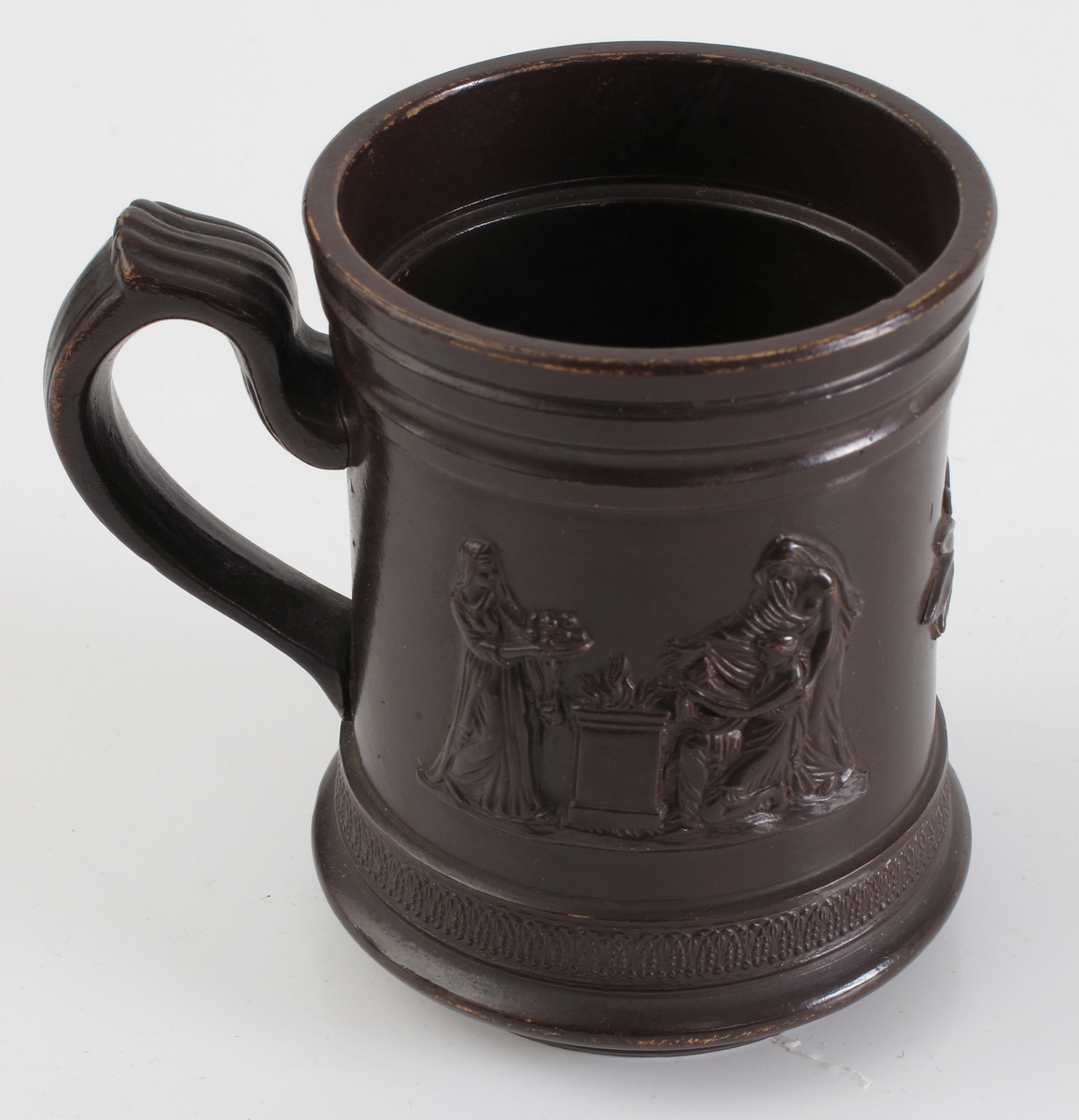 Th. for hanken 3 kvinner i klassiske gevanter ved et  arnested, pm. en oval rosett og tv. for hanken  kvinne får håret stelt, med to tjenerinner.