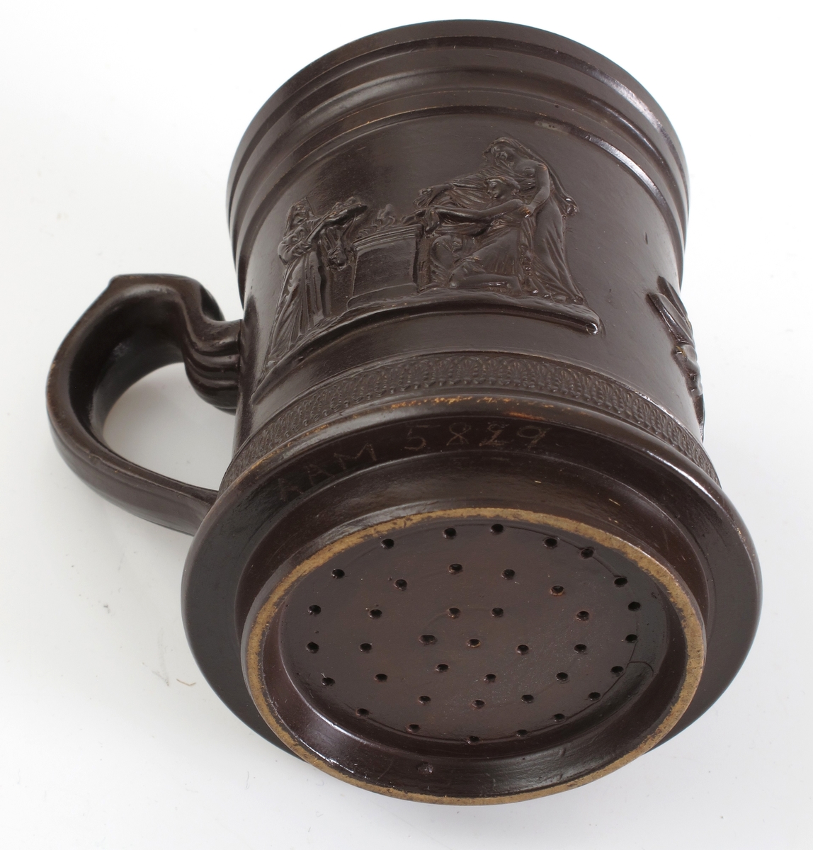 Th. for hanken 3 kvinner i klassiske gevanter ved et  arnested, pm. en oval rosett og tv. for hanken  kvinne får håret stelt, med to tjenerinner.