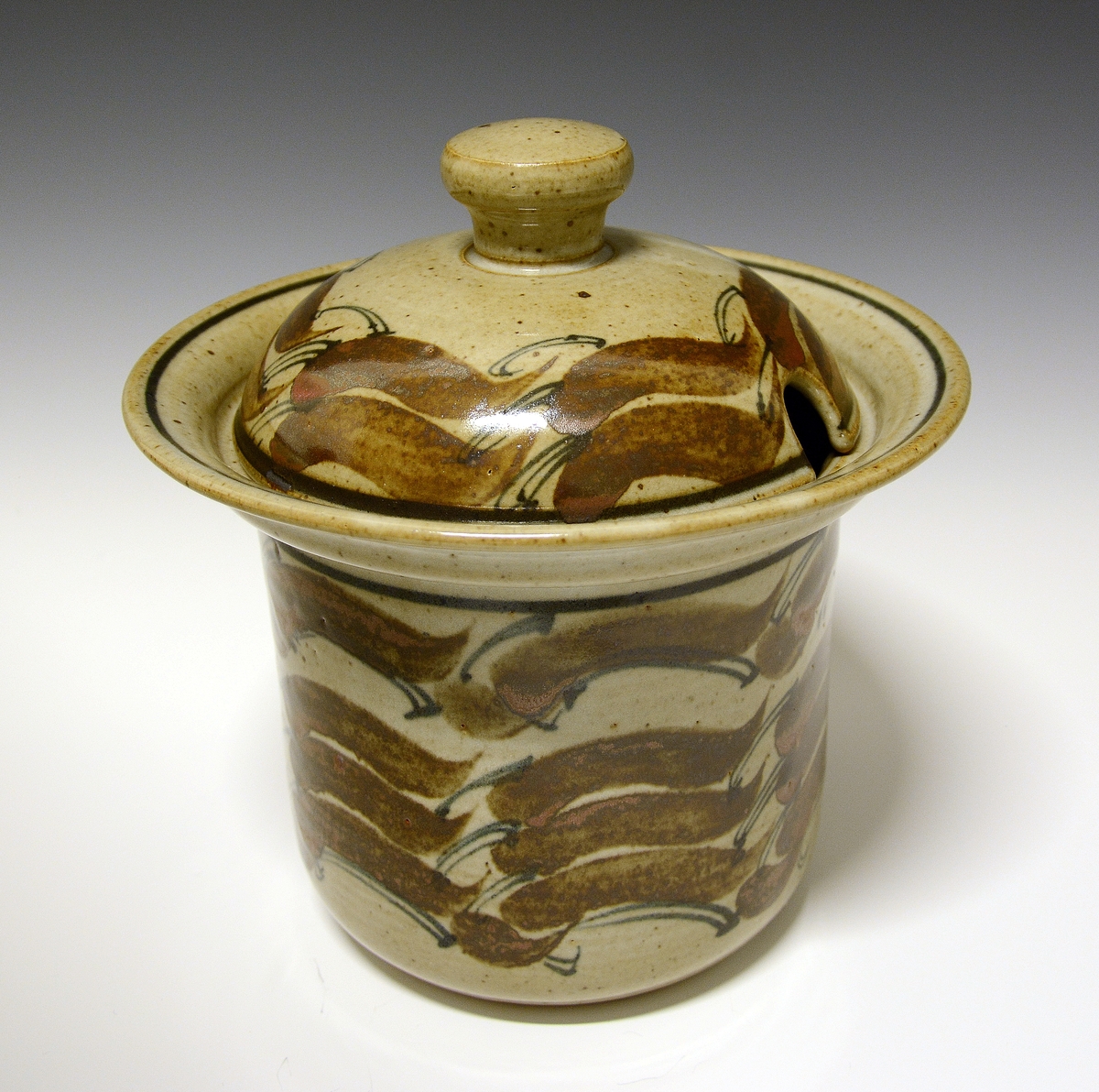 Krukke med lokk, av chamotte til julegløgg. Håndmalt, brun og blå dekor. Formgitt og produsert av Leif Helge Enger.