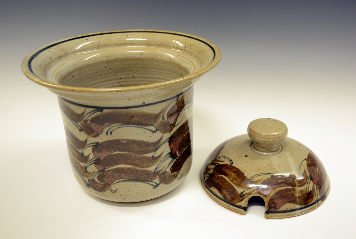 Krukke med lokk, av chamotte til julegløgg. Håndmalt, brun og blå dekor. Formgitt og produsert av Leif Helge Enger.