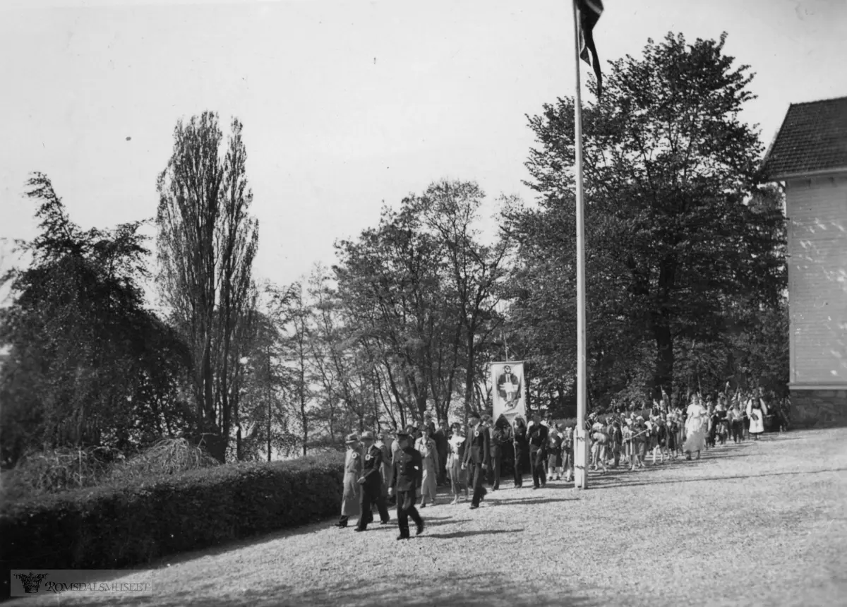 "17.mai.1937".."The officials".