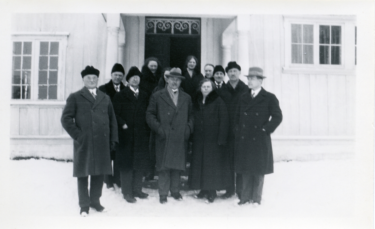 Gruppefoto av deltakarar på eit skolemøte i Hundorp, 1933.
