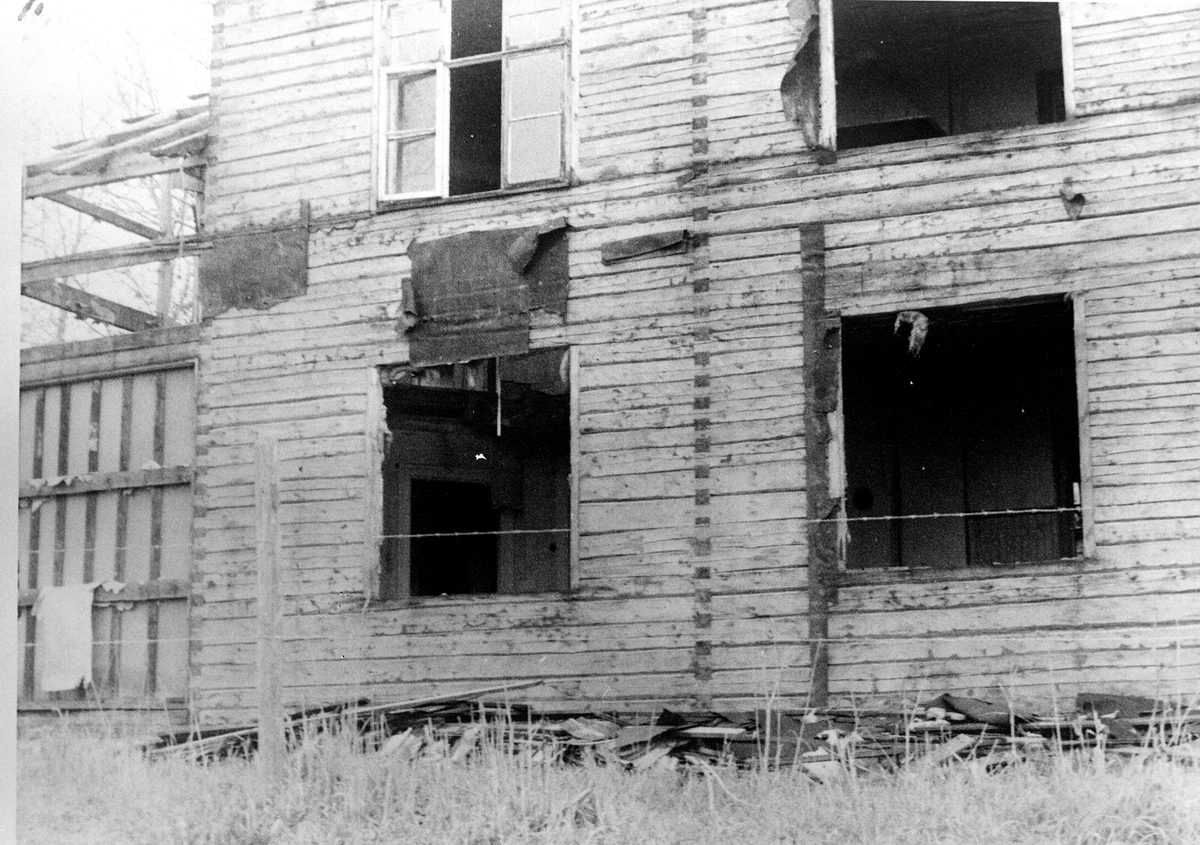 Källegården (var i början av 1900-talet en mindre gård, vilken senare inköptes av kalkbolaget). Där byggdes en arbetarebostad med liggande timmer innehållande 4 enrumslägenheter i två våningar. Dessa var under rivning 1975. Brädfodring och papp borttagen till vänster vid regelverket. Från början var här öppna verandor. Vid dessa reglades och spikades brädfodring utvändigt och panel invändigt. Här blev förrådsutrymme, vilket på sommaren kunde användas som sovplats.