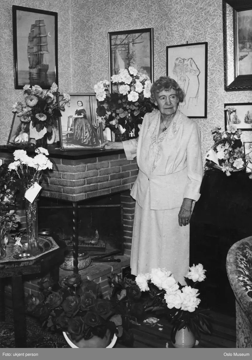portrett, kvinne, skuespillerinne, 85-årsjubilant, stående helfigur, blomster, peis