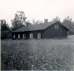 Arbetarbostad från Alunbruket i Kavlås. Dessa hus revs och flyttades till Falköping. Ett av dem uppfördes i Planteringsförbundets Park bakom museet. Det kallas nu för Kavlåsstugan.