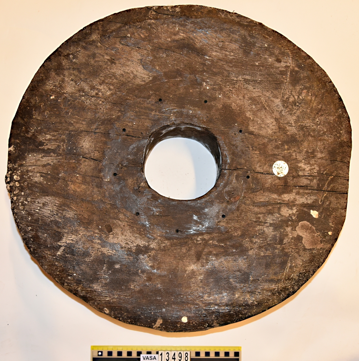 Lavetthjul fram, ofasade kanter, fåtal/mindre bristningar och sprickor än de flesta lavetthjul.

Front truck unbevelled edges, fewer/smaller splits & breaks than most trucks.