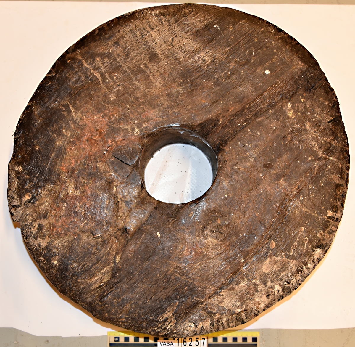 Lavetthjul, höger fram. Eroderad, båda sidor har ett stort antal sprickor och svåra skador. 

Eroded front truck, both sides hold large numbers of flaws and heavy damage.