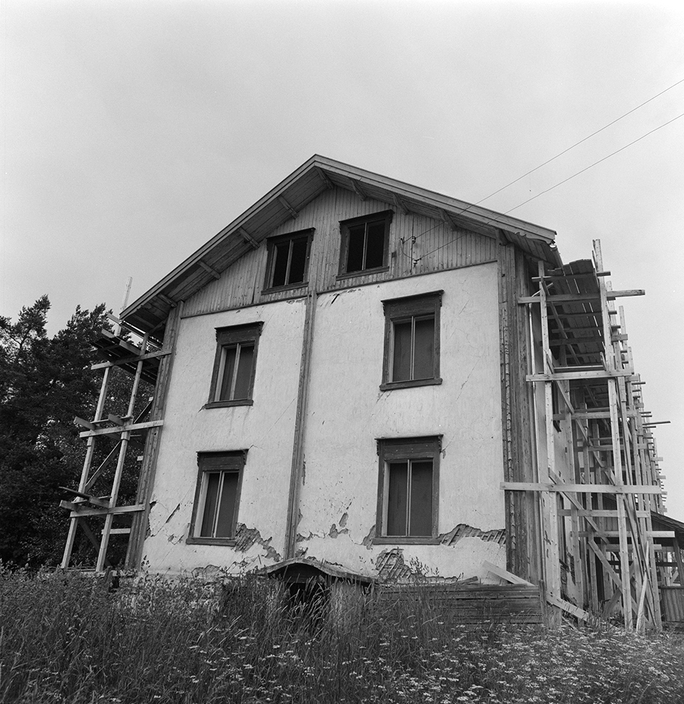 Klevfos Industrimuseum, Klevbakken, Ådalsbruk, Løten. Eksteriør, restaurering. Arbeiderboligen, stillas.