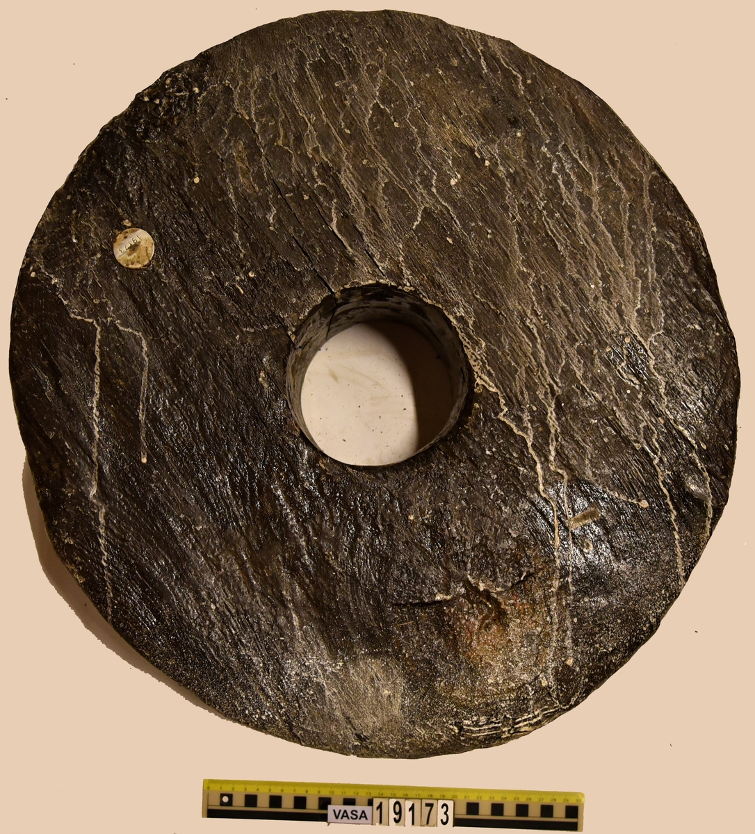 Lavetthjul fram. 

För mer information se Dokumentationsblankett under Referenser – Länkade filer.

Text in english:
Gun carriage wheel.

For more information see the Documentation form under References – Linked files.