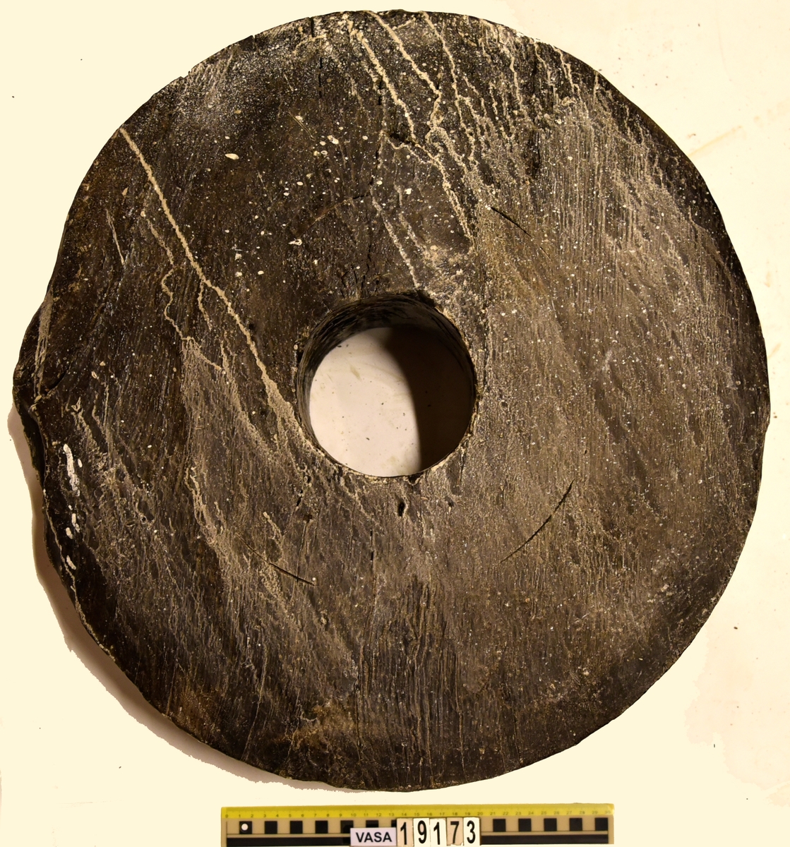 Lavetthjul fram. 

För mer information se Dokumentationsblankett under Referenser – Länkade filer.

Text in english:
Gun carriage wheel.

For more information see the Documentation form under References – Linked files.