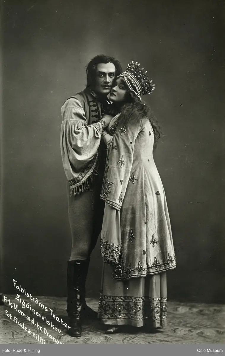 dobbeltportrett, mann, kvinne, skuespillere, rollebilde, "Zigøynerelskov" på Fahlstrøms Theater, stående helfigur, kostymer