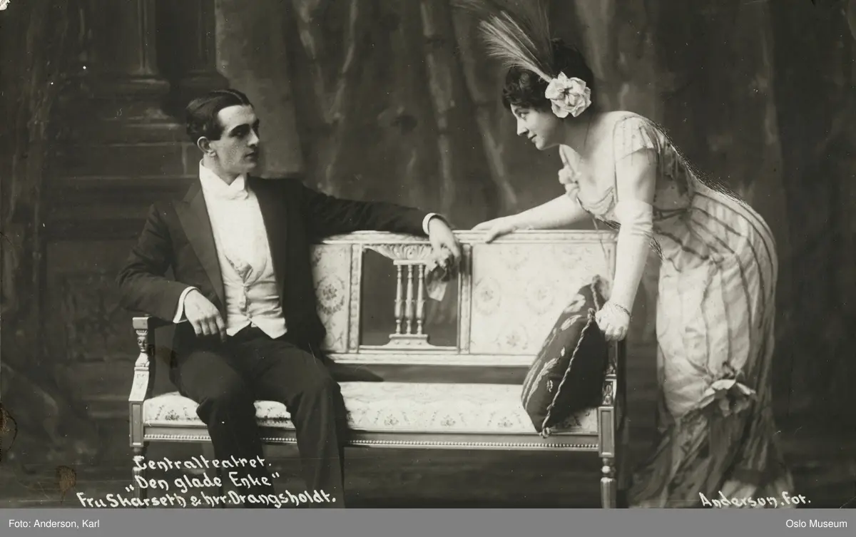 dobbeltportrett, mann, kvinne, skuespillere, rollebilde, "Den glade enke" på Centralteatret, sittende og stående helfigur, kostymer
