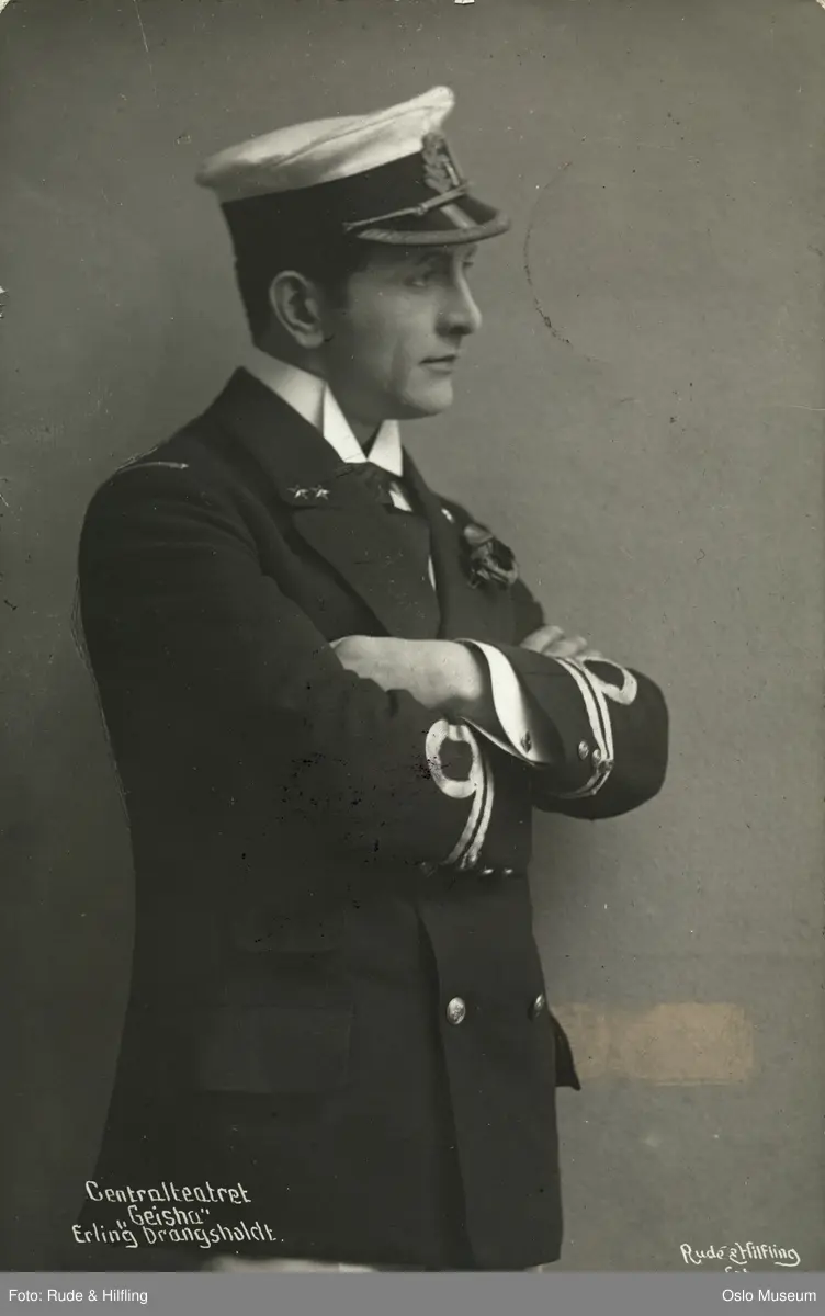 portrett, mann, skuespiller, rollebilde, "Geisha" på Centralteatret, stående knefigur, kostyme, uniform