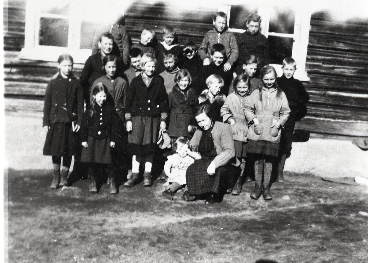 Gruppe, skuleborn og lærar på Engene skule.
Den vesle jenta framme er Kristi Kinnebergbråten med Lærar Guro Kinnebergbråten,
Framme frå h.Barbo Engene,Gunhild Engene,Tora Strand,Birgit Engbakken,Randi Øen,Ingrid Krusedokken,Ragnhild Strand,
Bak ved veggen frå h.Torfin Øen,Ingvald Engebakken ytterst til v.Erling Engebakken.frammafor han står Torkell Engebakken.