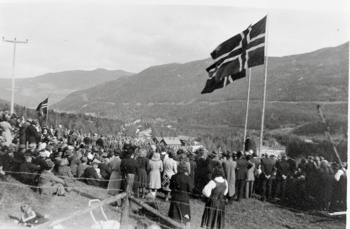 17 mai 1945 på Hesla jorde. Feiringa vart lagt hit fordi Tingstugu var okkupert av tyskarane enda.