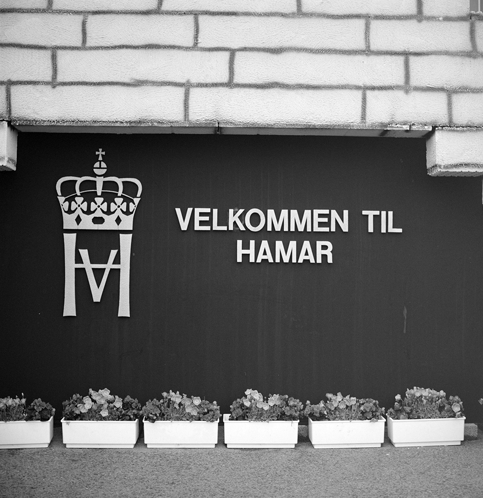 Signingsreisen 20.06.1991, "Velkommen til Hamar" monogram Kong Harald V, satt opp på Hamar jernbanestasjon.