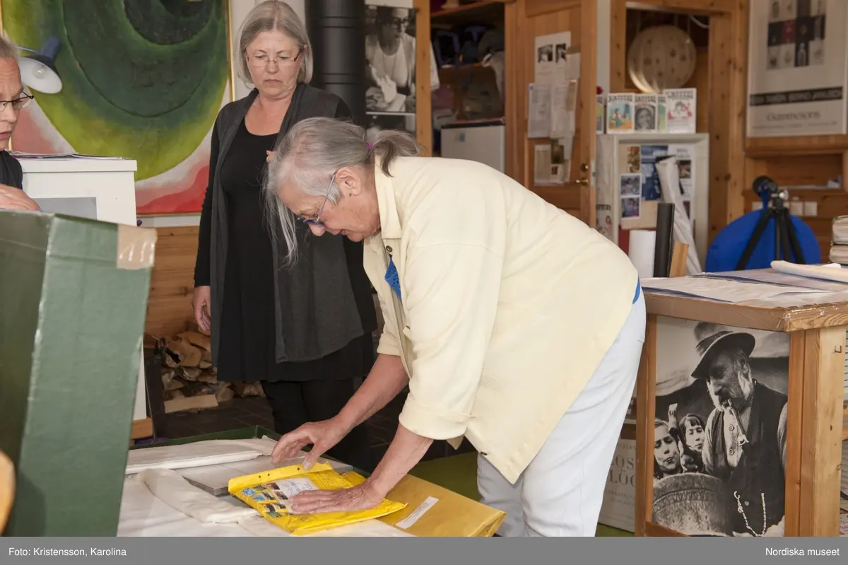 Rosa Taikon, Rosa visar Lena Palmqvist och Eva Lundin fr NM vad som ska vara med på utställningen 2011