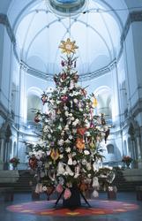 Julgran på Nordiska museet i Stora hallen 2012, med juldekor
