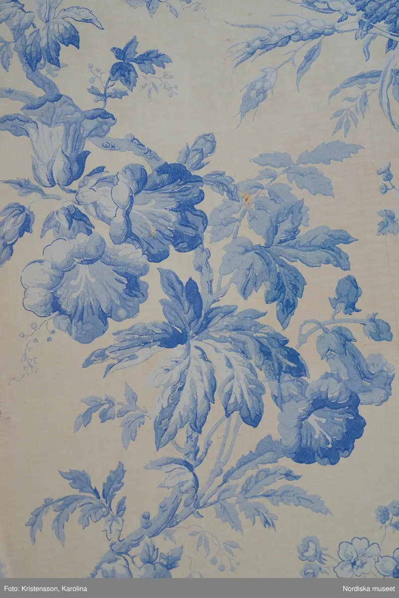 Julita, Stora huset, dekorativa detaljer, textil, kristallkrona, tapet, skor, fotografier, porslin, badrum, skor