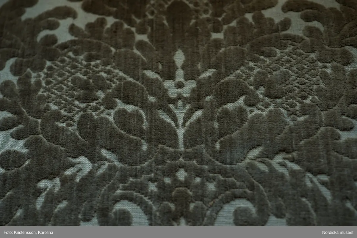 Julita, Stora huset, dekorativa detaljer, textil, kristallkrona, tapet, skor, fotografier, porslin, badrum, skor