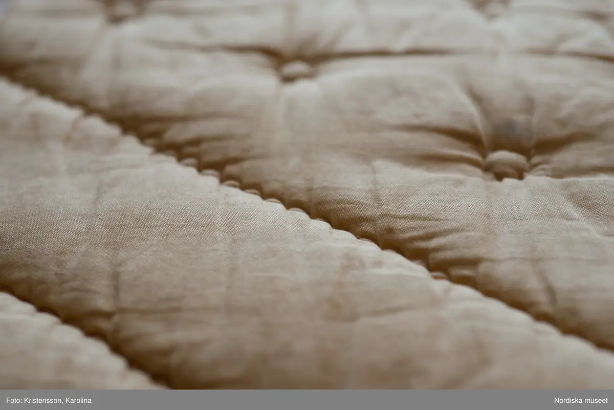 Julita, Stora huset, dekorativa detaljer, textil, kristallkrona, tapet, skor, fotografier, porslin, badrum, skor