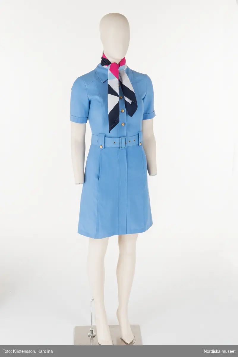 Flyguniform, Linjeflyg, fotograferad för jubileum -Bromma flygplats 80 år, intendent Marianne Larsson var sakkunnig i projektet som gjordes i samarbete med Swedavia
Acc nr 2015-11-26  NM.0332891a-b, NM.0332894