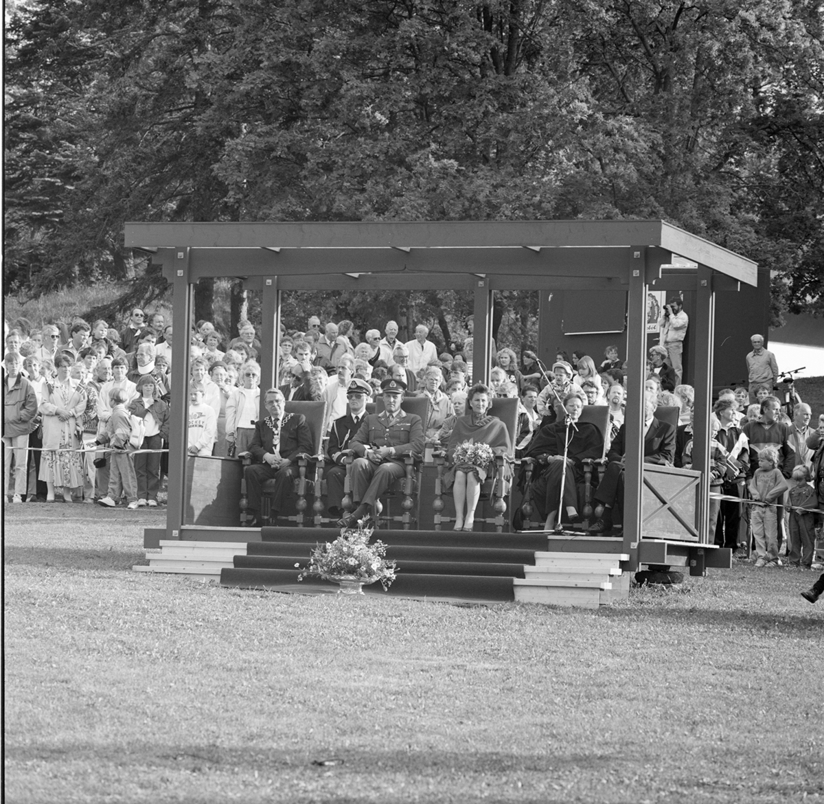 Signingsreisen 20.06.1991. Domkirkeodden, Hamar. Baldakin, kongetribune, ordfører Egil O. Larsen, ukjent, Kong Harald V, dronning Sonja.