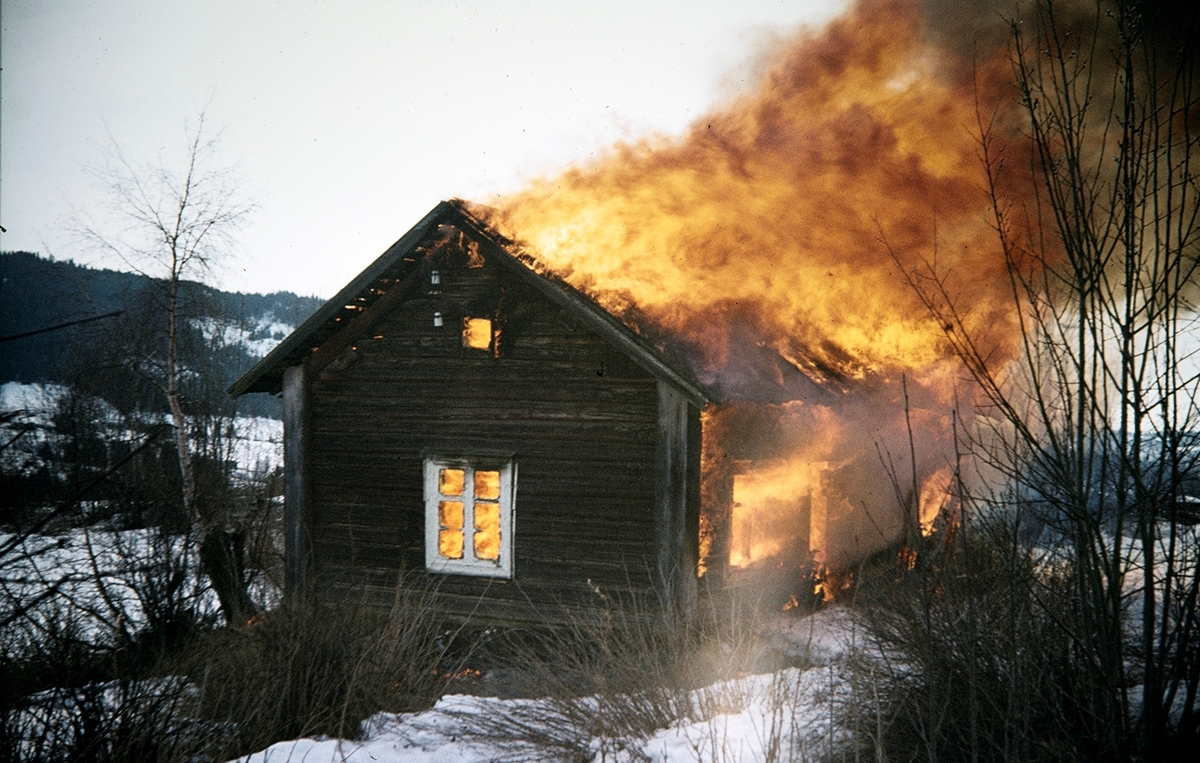 Ringsaker, Veldre, Holstuen, Gnr. 201, husmannsplass, forfall, brannøvelse 1977