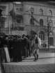 Barnens dag. Bobben framför en tombola. Människorna står på Nygatan vid Gevaliapalatset. Handelsbanken och Sparbanken är mitt emot.