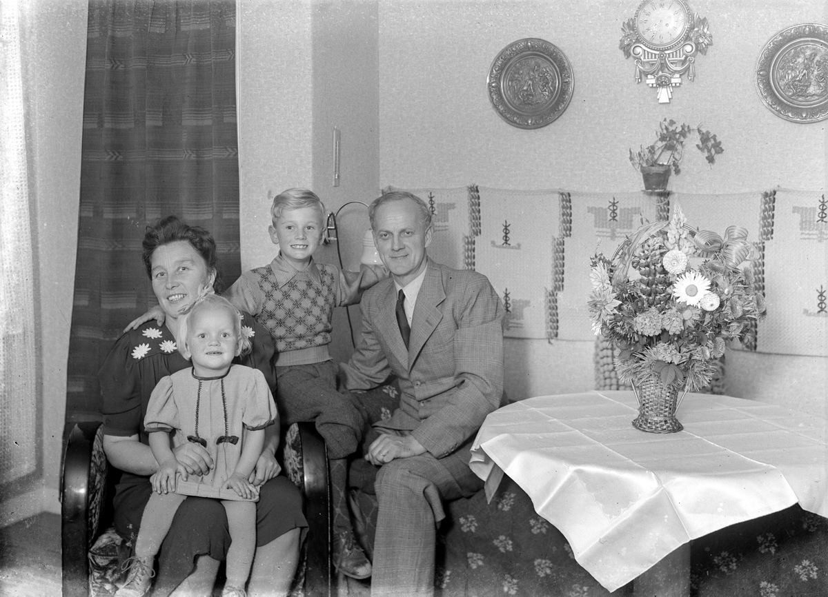 Familjen Lindberg, Strömsbro, Gävle mejeri. Foto 1944.