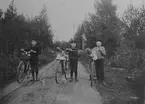 Tre pojkar, med varsin cykel.