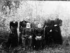 Ev. en familj, uppställda för fotografering. (Ett äldre fotografi).
