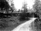 Källarsalen, Målareverkstaden, foto den 21 maj 1947. Användes till ungkarlsbostad och källare, senare inrymdes här även en målarverk-stad för målarmästare Gradén. Byggnaden låg mellan Knoppet och Hotellet (Storgatan 6), parallellt med hotellets garage. Byggnaden revs på 1970-talet.