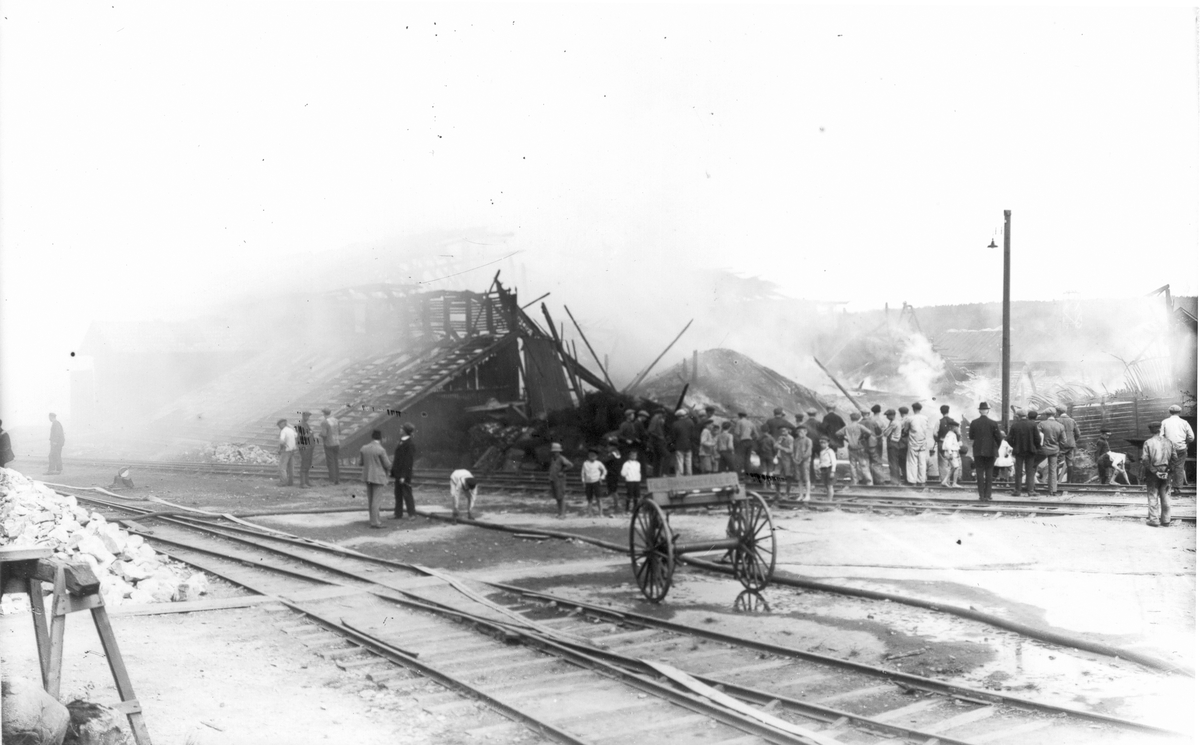 Kolhusbranden i maj 1911. Kolhuset stod i närheten av hyttan. Branden började då taket på kolhuset flög i luften pga ett blåsväder. Förutom kolhuset brann Blåsenborg, flera hus i Byn, Storgatan 1 och några byggnader som fanns där Konverten står idag. Branden varade i flera dagar och orsakade också flera skogsbränder, (se Forsbackaboken s 13).
