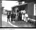 Wallers, gruppbild. Från vänster: Karl Waller, Gustav Waller, Viktor Waller, Matilda Hedberg (gift Waller), Hans Waller samt en flicka. Längst bak två övriga personer samt Lotta Lindberg och Ester Lindberg till höger, längst fram till höger Anna Östlin med Sigrid Östlin i famnen samt Ingrid Östlin.