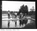 Forsby, flottning. Anders Åström (Lunsen), Per Liv m fl. Foto: 1910.