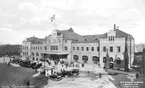 Gävle. Centralstationen. Belägen mellan Centralplan och Hamntorget, precis norr om Gavleån (plattformarna sträcker sig över ån). Genomgående järnvägsstation för persontåg. Byggnaden, en av de största i landsorten, ritades för Gävle-Dala järnvägs (GDJ) av stadsarkitekten Mårten Albert Spiering och uppfördes 18761877 som ersättning för den tidigare norra station som låg ute på Alderholmen. Centralstationen byggdes om år 19001901 under ledning av arkitekten Sigge Cronstedt. Stationen trafikerades inledningsvis endast av GDJ, eftersom rivaliteten mellan GDJ och Uppsala-Gävle järnväg var mycket stark. UGJ egna station, Gävle södra station, söder om Gavleån. Emellertid förstatligades UGJ år 1933 och SJ trafikerade i fortsättningen centralstationen. År 1937 elektrifierades spåren i samband med att sträckan GävleUppsala elektrifierades