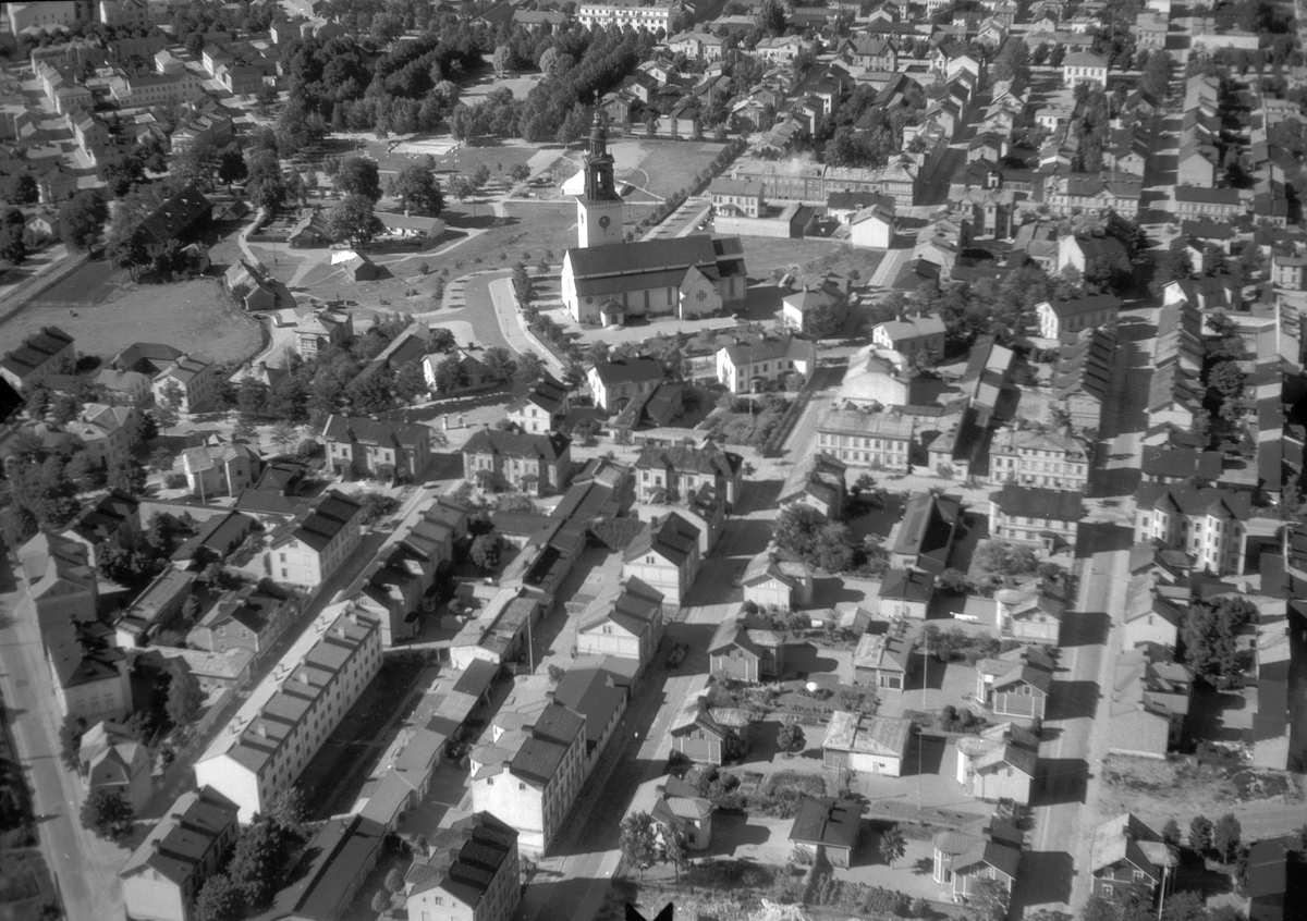 Gävle. Brynäs med bland annat Staffans kyrka, Stenebergsparken med stor "plaskbassäng" och ett stort tält (cirkus), Kindergarten, Sockerbruksladan.

