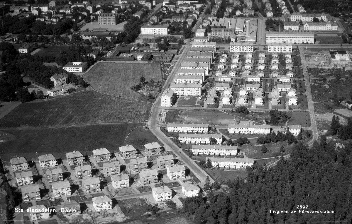 Gävle. Uppe på söder med bland annat "Monopolet", Gävle Porslinsfabrik, Södertull och Mejeriet under byggnation.