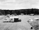 Märtas camping, Njutånger, Hälsingland. Campingen utnyttjade då idrottsplatsen i Skarplycka. I bakgrunden till vänster ses serveringsbyggnaden och till höger dansbanan.