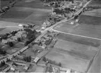 Flygfoto över Björke, Gästrikland. Björke skola och Björke missionshus finns med på bilden.