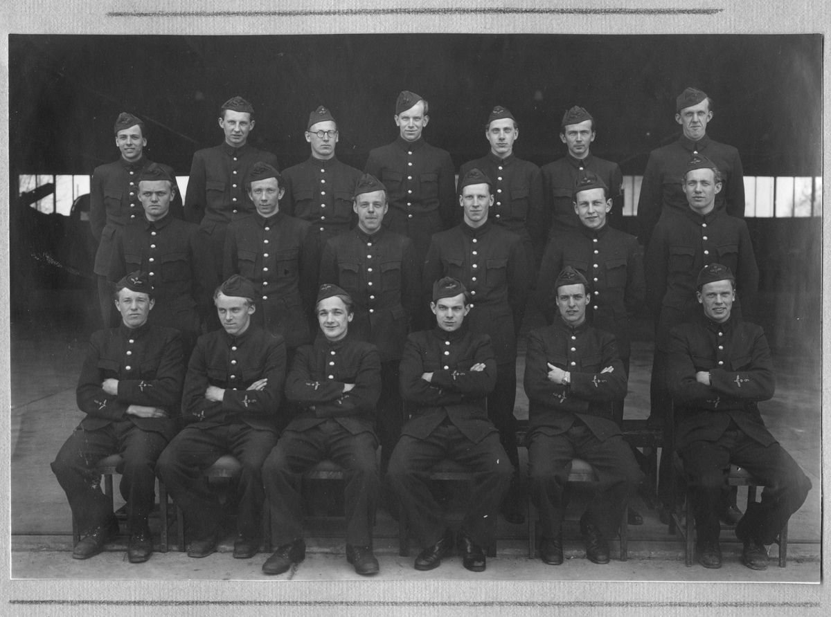 Fotoalbum från värnplikt på F 6 Västgöta flygflottilj under 1940-talet.

14 stycken albumsidor med 36 svartvita fotografier med motiv av flygplan, personal, värnpliktiga, umgänge på logemente och muckarkam.