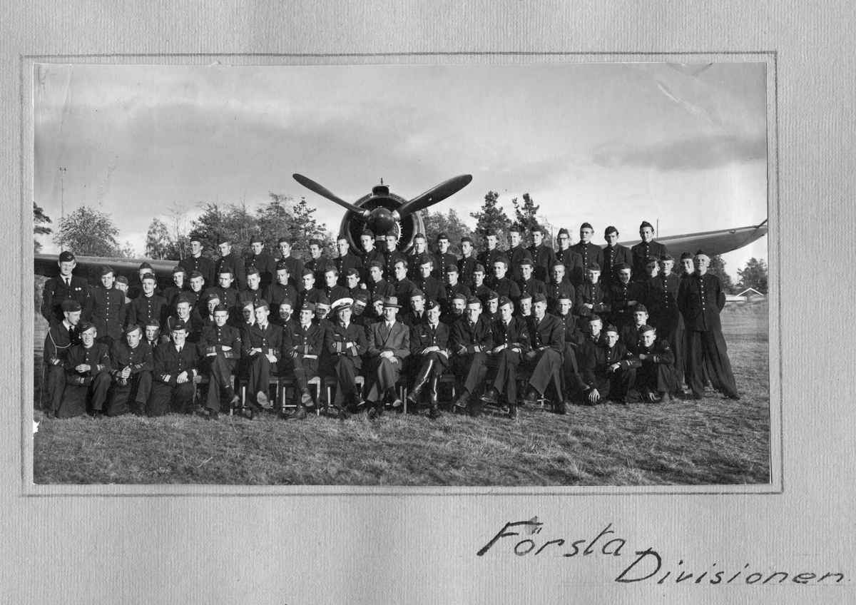 Fotoalbum från värnplikt på F 6 Västgöta flygflottilj under 1940-talet.

14 stycken albumsidor med 36 svartvita fotografier med motiv av flygplan, personal, värnpliktiga, umgänge på logemente och muckarkam.