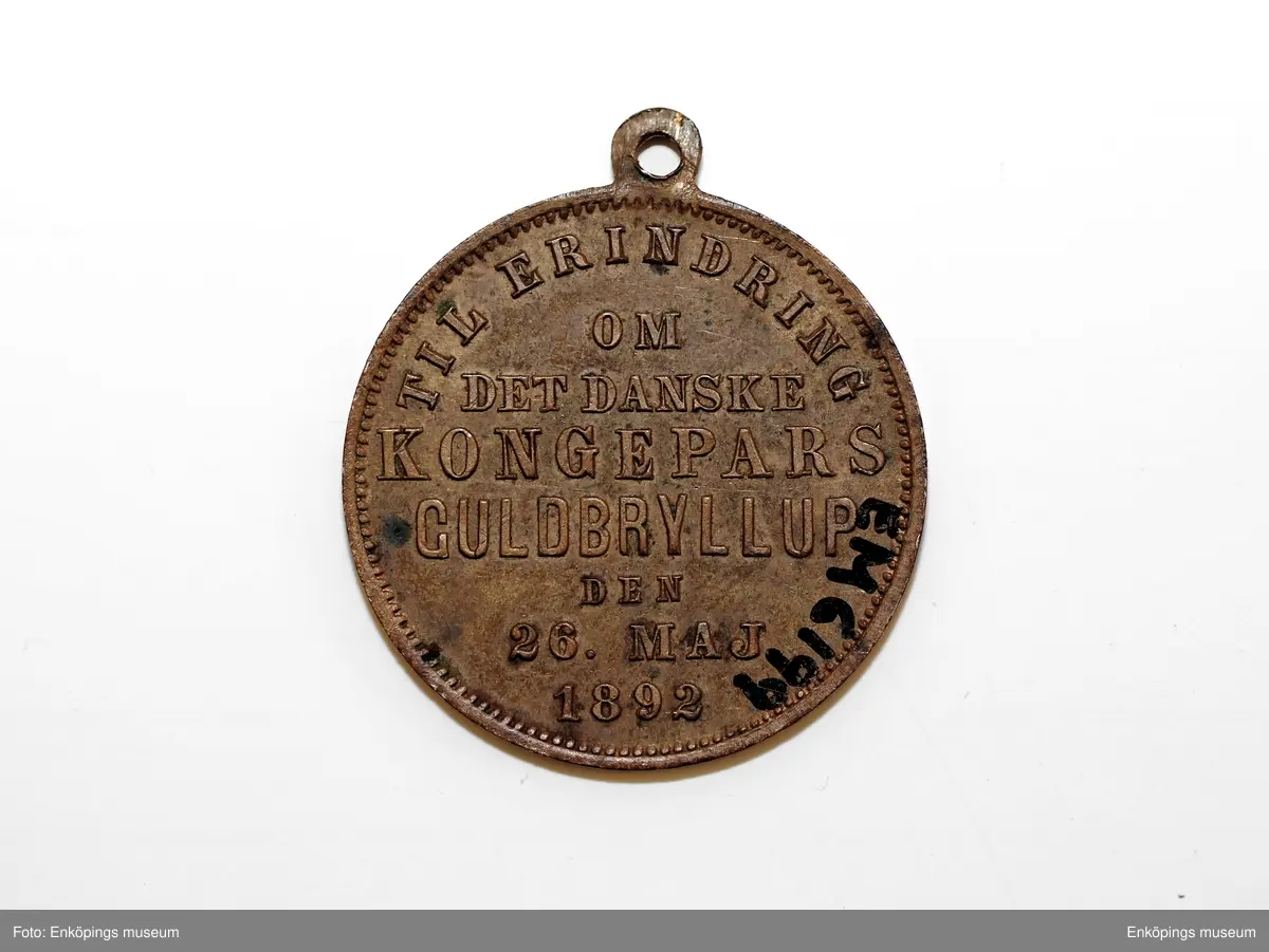 Berlockk av gulmetall utgiven i samband med det danska kungaparets guldbröllop 1892. Åtsidan avbildar Christian IX och Drottning Louise i högerprofil. Frånsidan har en inskrift: " TILL ERINDRING OM DET DANSKE KONGEPARS GULDBRYLLUP DEN 26 MAJ 1892", i överkanten har medaljen en liten ögla.
