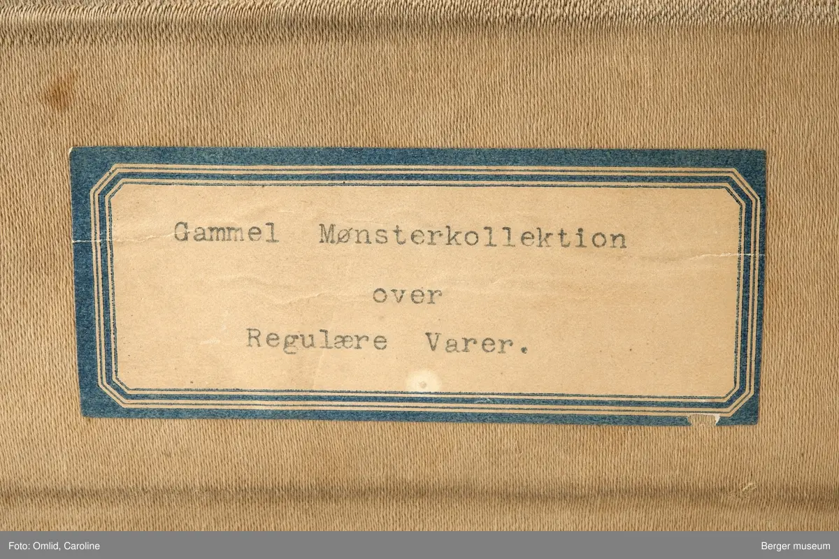 Boken inneholder mange ullstoff-prøver.