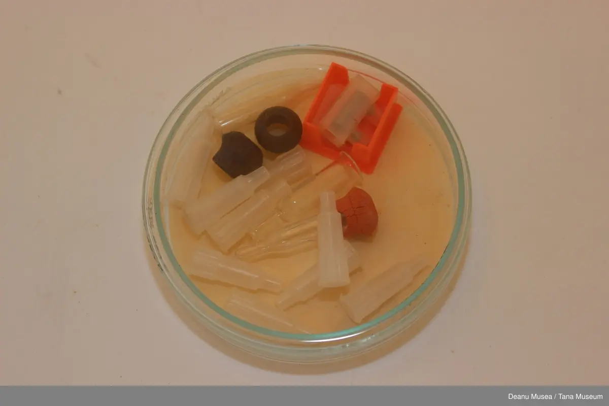 Glassbeholder med diverse medisinsk utstyr. Innholder 16 deler.