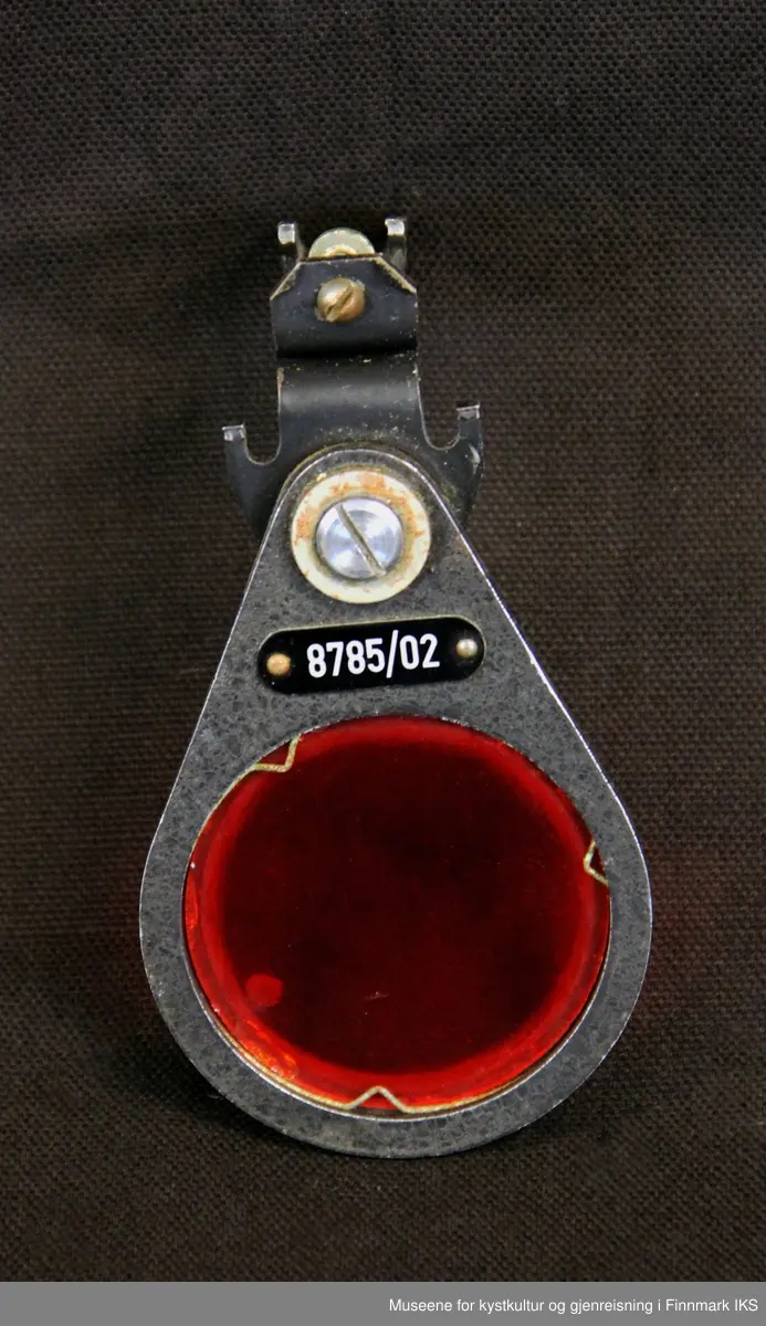 Utstyre er oppbevart i ei tre eske med 5 forskjellig rom, ei linse, flere glassplater, 2 glassplate holder, flere metall vinkler i forskjellig størrelser og flere papir border som brukes til å lage oval portretter, i forskjellige størrelser.